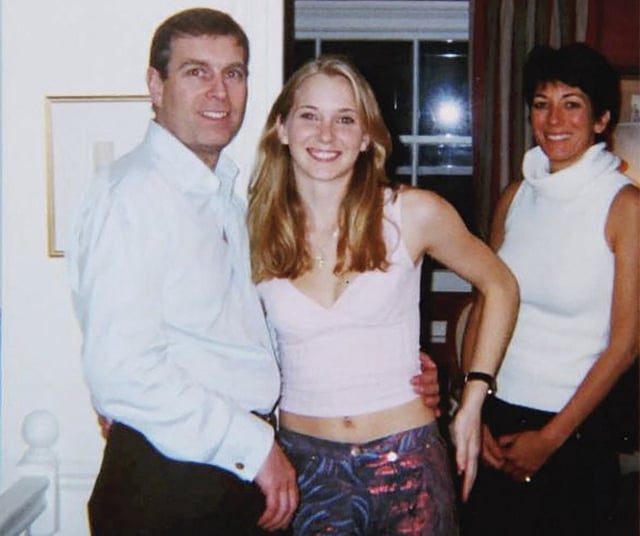 Une photo montre Virginia Giuffre au côté du prince Andrew, avec au fond Ghislaine Maxwell.