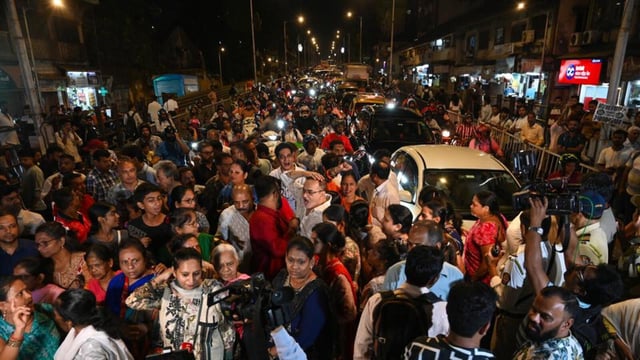 Residents of 19 buildings flanking the flyover turned up in full force protesting its closure. (Raju Shinde/ Hindustan Times)