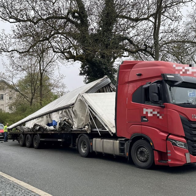 Lkw kracht in Hof gegen Brücke - Bahnverkehr gesperrt