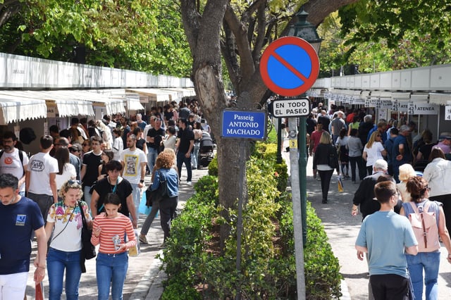 El público recorría este viernes el recinto de la Fira del Llibre