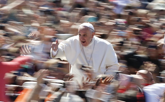 El Papa Francisco hace un gesto de aprobación con el pulgar mientras dirige la misa de Pascua en la Plaza de San Pedro en el Vaticano el 20 de abril de 2014.