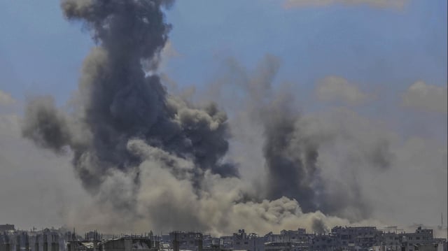 Nach einem israelischen Luftangriff in Gaza-Stadt steigt Rauch auf.