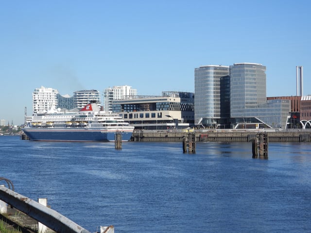 Das erste Kreuzfahrtschiff hat am neuen Hamburger Terminal in der HafenCity angelegt.
