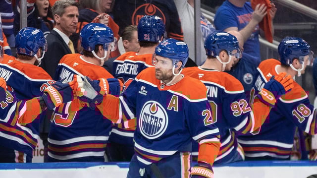 Leon Draisaitl jubelt nach einem Tor mit seinen Kollegen von den Edmonton Oilers