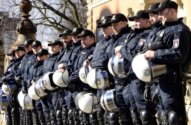 Eine große Zahl an Polizisten wird die Demos begleiten. (Symbolfoto)