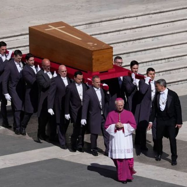 Tausende nehmen am Samstag auf dem Petersplatz Abschied von Papst Franziskus. Auch Trump und Selenskyj sind zur Beisetzung eingetroffen. Fernab der Zeremonie haben sie sich zu einem Gespräch über die Ukraine getroffen.