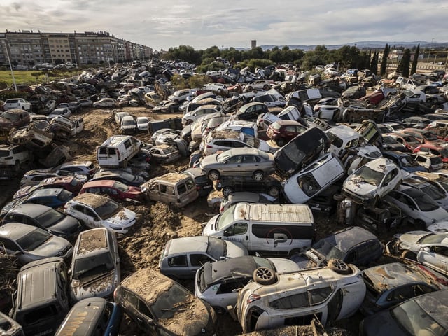 Una campa con coches acumulados tras la dana