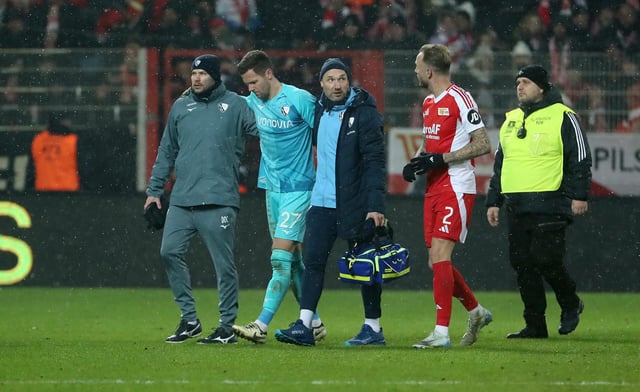 Skandal in Berlin: Der von einem Feuerzeug getroffene Bochum-Keeper Patrick Drewes verlässt das Spielfeld unter Hilfe.