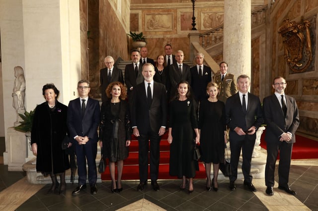 Los reyes Felipe y Letizia posan en la embajada de España en la Santa Sede, junto a la delegación española.