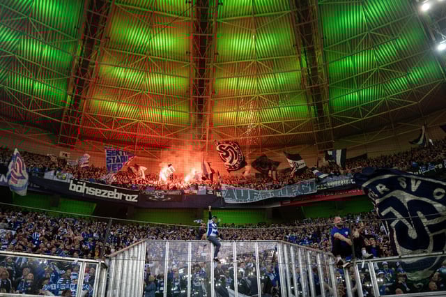 16.000 waren mitgereist zum Spiel gegen Gladbach und feierten die Mannschaft
