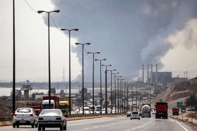 Una espesa columna de humo se eleva cerca del lugar de una explosión en el muelle del puerto Shahid Rajaee, al suroeste de Bandar Abbas, en la provincia iraní de Hormozgán.