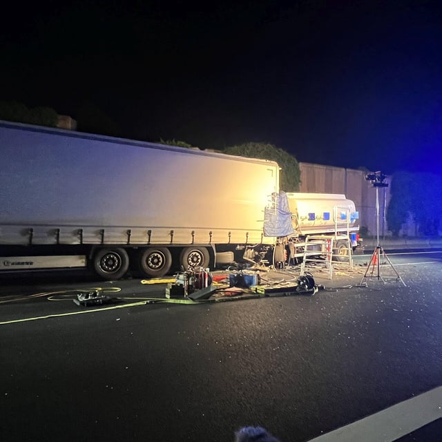 Nach tödlichem Verkehrsunfall auf Autobahn: Rettungswagen beschädigt Rotor vom Rettungshubschrauber