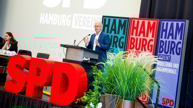 Hamburgs Erster Bürgermeister Peter Tschentscher spricht während eines SPD-Landesparteitags zum neuen Hamburger Koalitionsvertrag