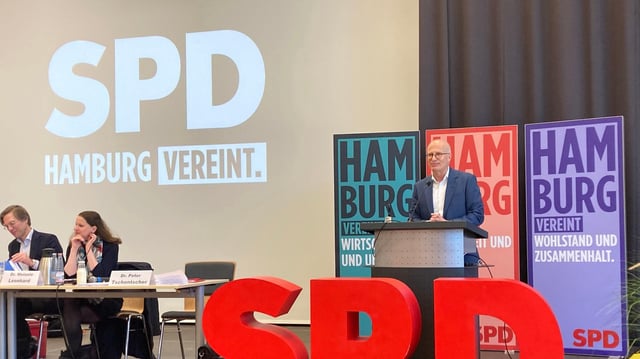 Bürgermeister Peter Tschentscher auf der Bühne