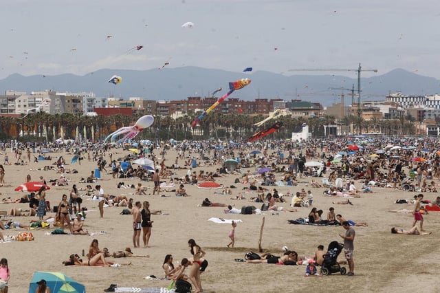 València celebra el XXIV Festival de Cometas en la playa del Cabanyal