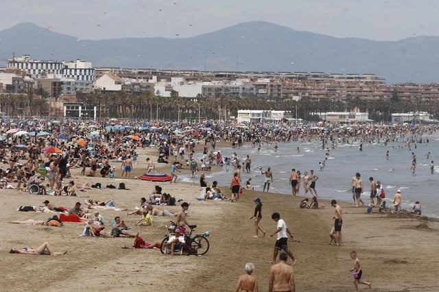 València celebra el XXIV Festival de Cometas en la playa del Cabanyal