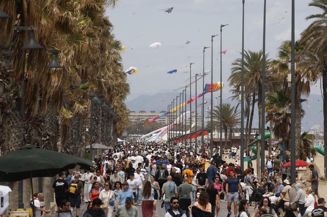 València celebra el XXIV Festival de Cometas en la playa del Cabanyal
