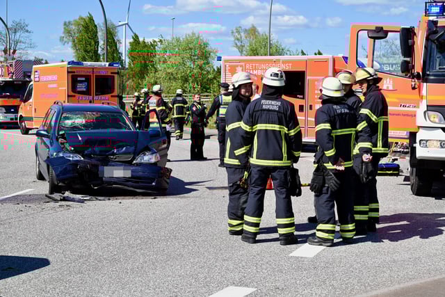 Bei dem Unfall wurden drei Personen verletzt. Alle kamen in eine Klinik.