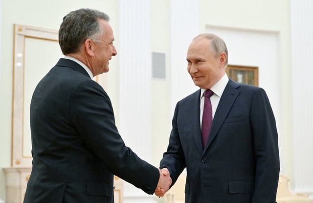 Le président russe Vladimir Poutine accueille l’envoyé du président américain Donald Trump, Steve Witkoff, lors d’une réunion à Moscou le 25 avril 2025.