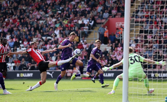 Soccer Football - Premier League - Southampton v Fulham - St Mary's Stadium, Southampton, Britain - April 26, 2025 Fulham's Sander Berge in action with Southampton's Jack Stephens Action Images via Reuters/John Sibley