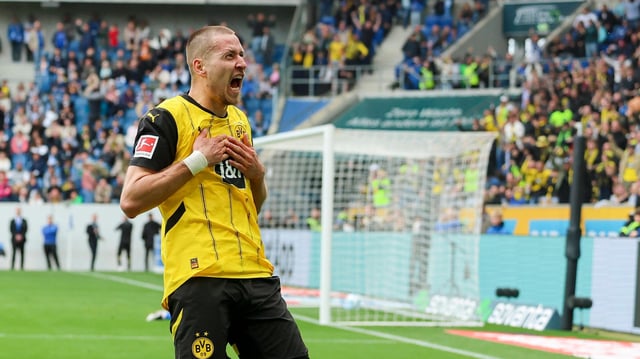 Dortmunds Waldemar Anton bejubelt seinen Treffer zum 3:2 gegen Hoffenheim