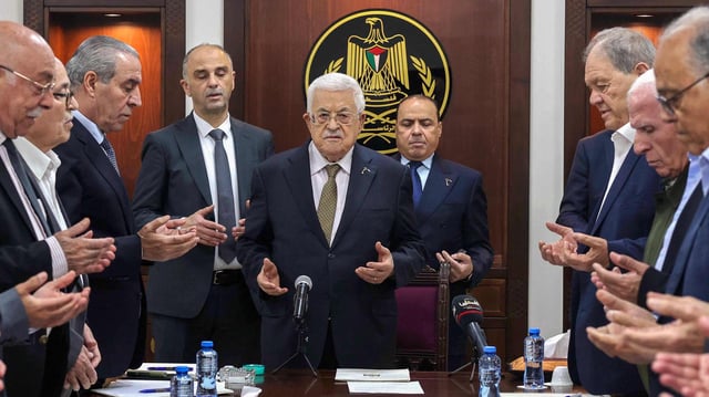 Mahmud Abbas (Mitte) und Hussein al-Scheich (Dritter von links)