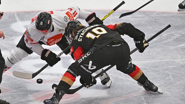 Deutschlands Wojciech Stachowiak und Österreichs Leon Wallner kämpfen um den Puck