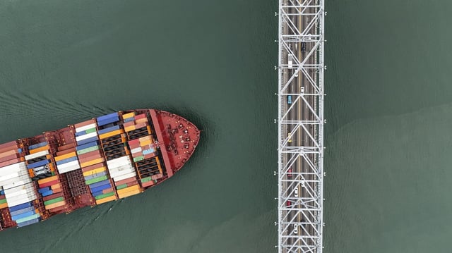 Ein Frachtschiff fährt unter der Las-Americas-Brücke durch den Panamakanal. (Archiv)