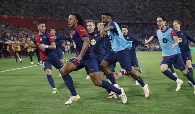 Soccer Football - Copa del Rey - Final - FC Barcelona v Real Madrid - Estadio de La Cartuja, Seville, Spain - April 27, 2025 FC Barcelona's Jules Kounde celebrates scoring their third goal with teammates REUTERS/Marcelo Del Pozo