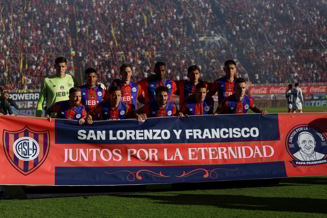 Players of San Lorenzo de Almagro, Pope Francis' hometown soccer team, pose for a team group photo with a banner that reads: "San Lorenzo and Francis, together for eternity", on the day of an Argentine first division match against Rosario Central, following the death of the pontiff, at the Pedro Bidegain stadium, in Buenos Aires, Argentina, April 26, 2025. REUTERS/Cristina Sille