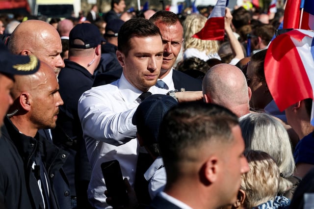Jordan Bardella, president of the French far-right National Rally (Rassemblement National - RN) political party, greets supporters at a rally in support of French far-right leader Marine Le Pen in Paris, France, April 6, 2025. REUTERS/Gonzalo Fuentes/File Photo