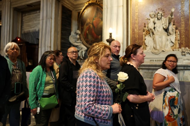 People queue to visit the tomb of the late Pope Francis in the Papal Basilica of Saint Mary Major (Santa Maria Maggiore), in Rome, Italy, April 27, 2025. REUTERS/Claudia Greco
