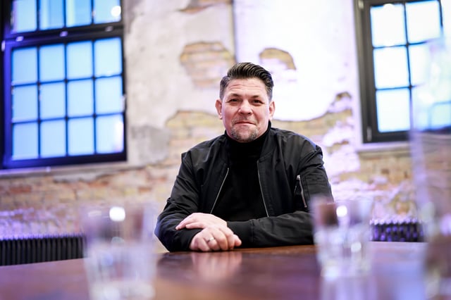Tim Mälzer, Koch und Unternehmer, bei einem Interview im Studio seines Restaurants „Bullerei“.