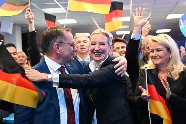 AfD-Spitzenduo Alice Weidel und Tino Chrupalla bei der Wahlparty in der Bundesgeschäftsstelle: Vor allem eine Projektion sei dem Vermieter ein Dorn im Auge gewesen. (themenbild)