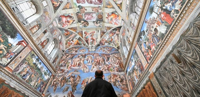 Un homme visite la chapelle Sixtine au musée du Vatican, le 1er février 2021
