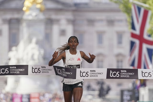 Die Äthiopierin Tigst Assefa hat den London-Marathon der Frauen gewonnen.