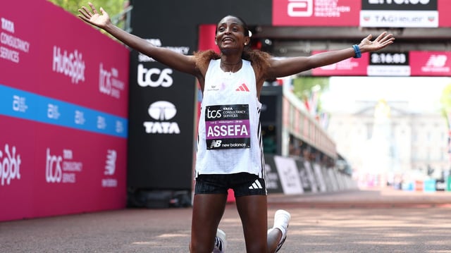 Tigst Assefa feiert den ersten Platz