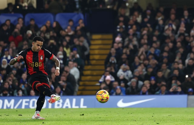 Justin Kluivert of AFC Bournemouth scores his team&#39;s first goal from the penalty spot during the Premier League match between Chelsea FC and AFC Bournemouth at Stamford Bridge on January 14, 2025 in London, England.