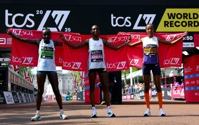 Athletics - London Marathon - London, Britain - April 27, 2025 Ethiopia's Tigst Assefa celebrates after winning the women's elite race with second placed Kenya's Joyciline Jepkosgei and third Netherlands' placed Sifan Hassan Action Images via Reuters/Matthew Childs