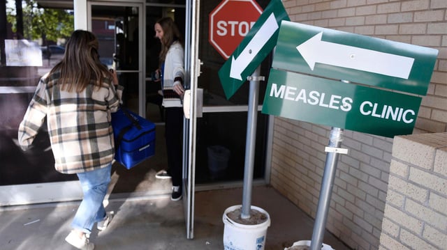 Ein Hinweisschild mit der Aufschrift "Measles Clinic"
