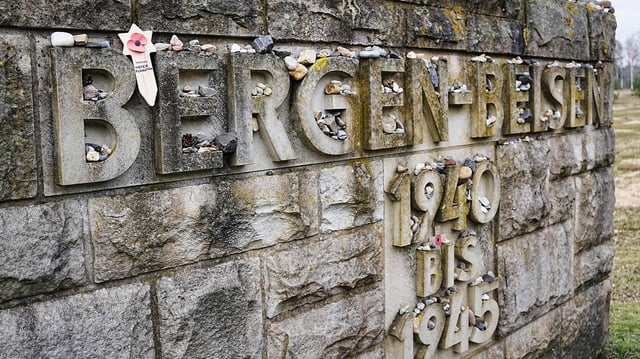 Auf einem Gedenkstein in der Gedenkstätte Bergen-Belsen steht der Schriftzug "Bergen-Belsen - 1940 bis 1945".