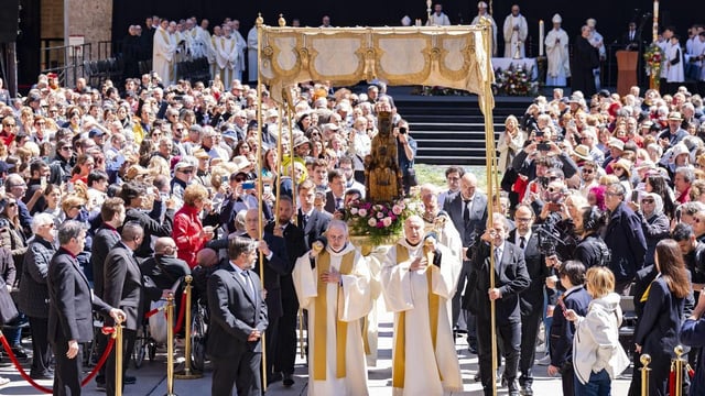 Unas 5.000 personas asisten a la procesión y misa de la fiesta de Mare de Déu de Montserrat