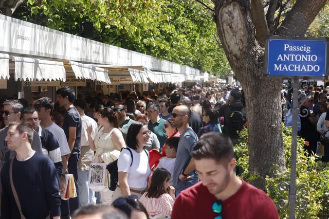 La Fira del Llibre confirma su éxito de asistenica con un domingo abarrotado