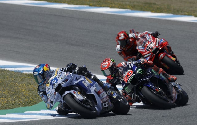 MotoGP - Spanish Grand Prix - Circuito de Jerez, Jerez, Spain - April 27, 2025 Monster Energy Yamaha MotoGP's Fabio Quartararo and BK8 Gresini Racing MotoGP's Alex Marquez in action during the race REUTERS/Jon Nazca