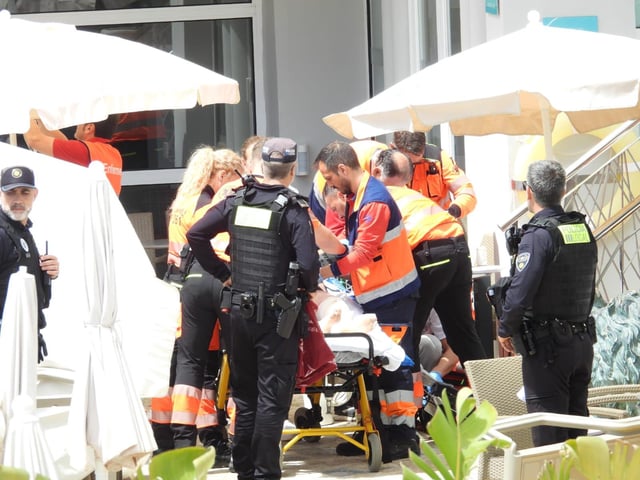 Los equipos de emergencia con la víctima, una francesa de 31 años.
