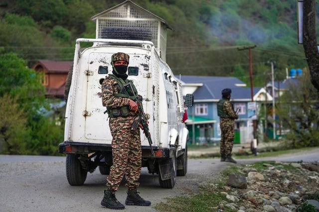 Indische Sicherheitsbeamte stehen in der Nähe von Pahalgam im Süden Kaschmirs Wache