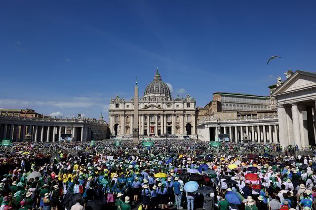 Mort du pape François: des centaines de fidèles se recueillent sur la tombe du pontife défunt à Rome