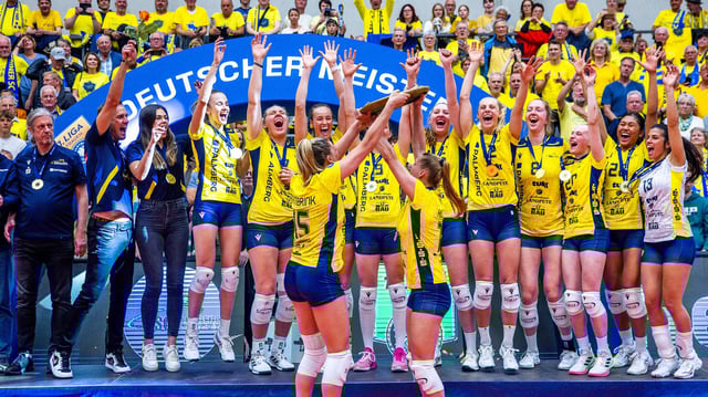 Das Team von SSC Palmberg Schwerin feiert den Gewinn der Deutschen Meisterschaft