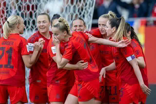 Die Bayern-Frauen um Giulia Gwinn (M.) feierten souverän ihren Meisterschafts-Hattrick.