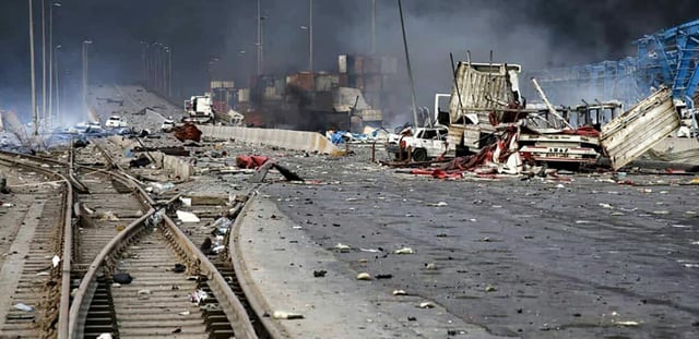Une photo fournie par le Croissant-Rouge iranien le 27 avril 2025 montre les ravages sur les lieux d'une explosion meurtrière survenue la veille dans le port de Shahid Rajaï, près de Bandar Abbas, dans la province iranienne de Hormozgan (sud)